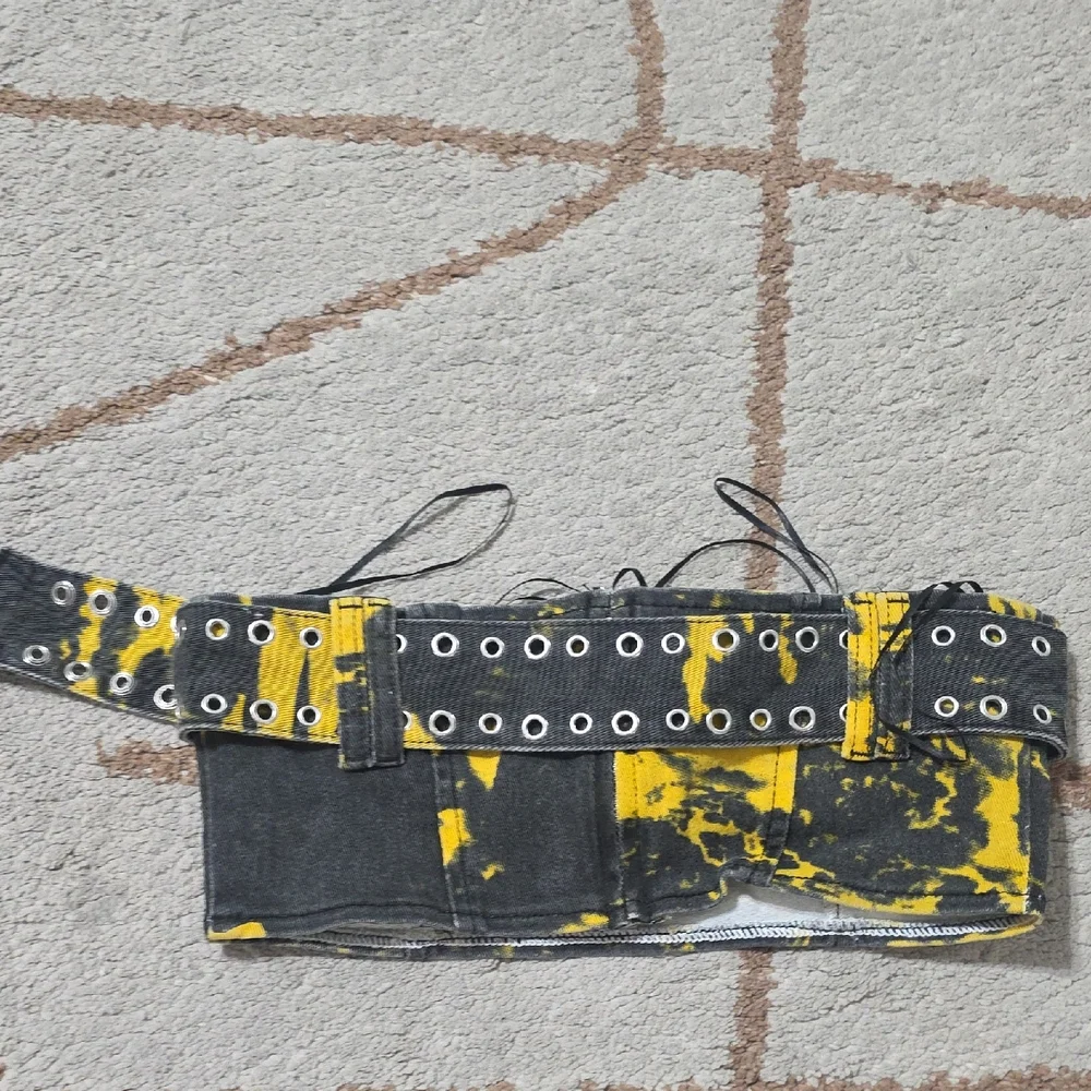 AKIRA Black and Yellow Crop Top with Silver Buckle - Picture 4 of 7